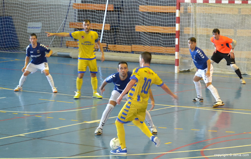 El Denia Futsal atacando la defensa rival